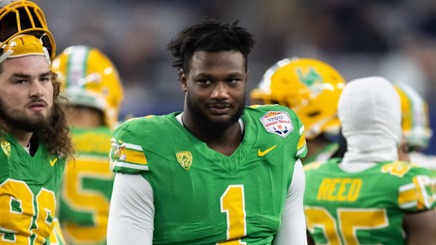 Oregon Ducks defensive end Jordan Burch (1) against the Liberty Flames during the 2024 Fiesta Bowl at State Farm Stadium. Man