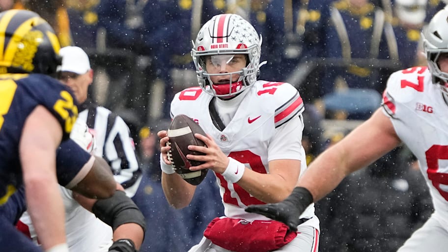 Julian Sayin takes a snap