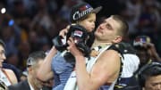 Nikola Jokic y su hija Ognjena en la celebración de los Denver Nuggets tras haberse consagrado campeones de la NBA 2023