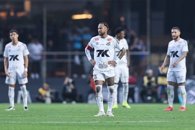 Neymar (centre) with hands on hips.
