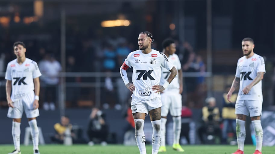 Neymar (centre) with hands on hips.