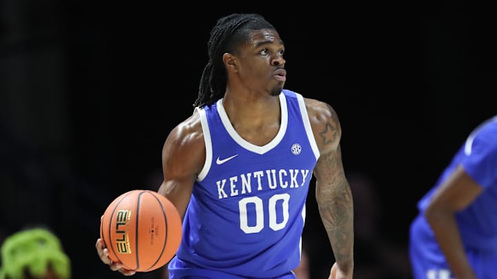 Jan 28, 2025; Knoxville, Tennessee, USA; Kentucky Wildcats guard Otega Oweh (00) moves the ball against the Tennessee Volunteers during the first half at Thompson-Boling Arena at Food City Center. Mandatory Credit: Randy Sartin-Imagn Images