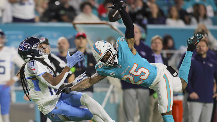 Dec 11, 2023; Miami Gardens, Florida, USA; Tennessee Titans wide receiver DeAndre Hopkins (10) catches the football against Miami Dolphins cornerback Xavien Howard (25) during the second quarter at Hard Rock Stadium.  | Sam Navarro-Imagn Images