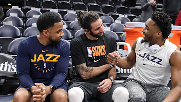 The Phoenix goalkeeper Suns Ricky Rubio (11) and the Utah Jazz Guardian Donovan Mitchell (45) speak before the match with the assistant coach