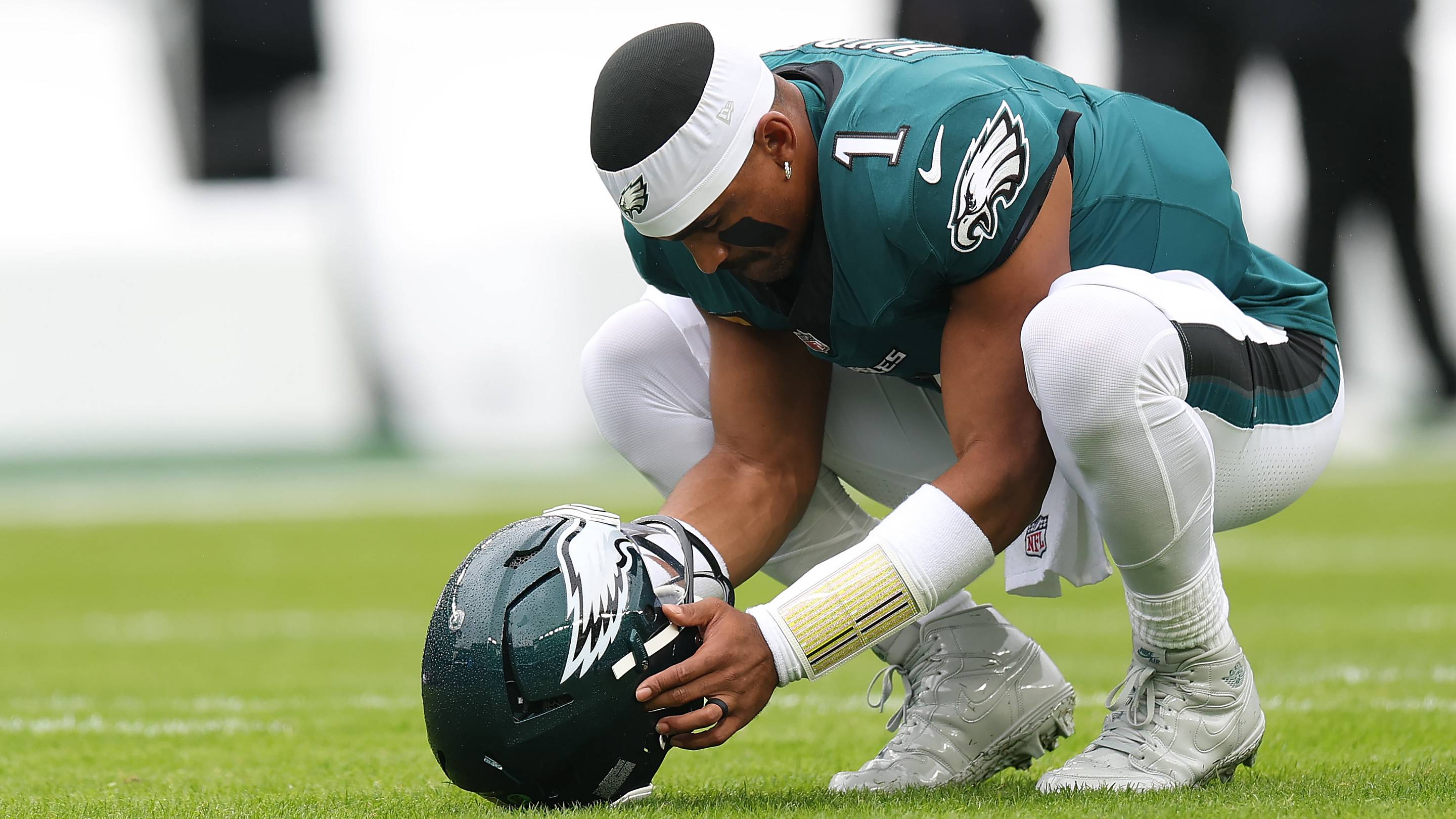 Eagles can’t bench Jalen Hurts without making a trade first