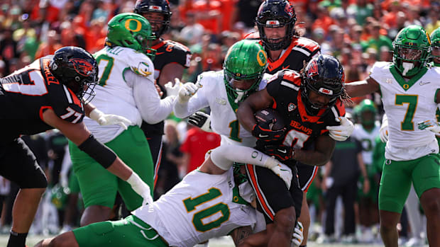 Oregon State Beavers running back Anthony Hankerson (0) runs the ball to score a touchdown in the first half 