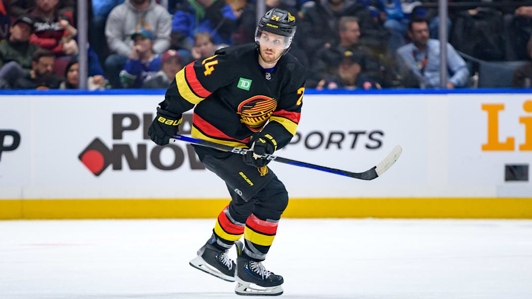 Chicago Blackhawks v Vancouver Canucks