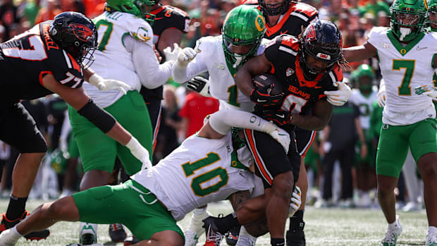 Oregon State Beavers running back Anthony Hankerson (0) runs the ball to score a touchdown in the first half