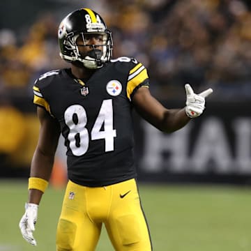 Dec 2, 2018; Pittsburgh, PA, USA;  Pittsburgh Steelers wide receiver Antonio Brown (84) gestures at the line of scrimmage against the Los Angeles Chargers during the fourth quarter at Heinz Field. The Chargers won 33-30. Mandatory Credit: Charles LeClaire-Imagn Images