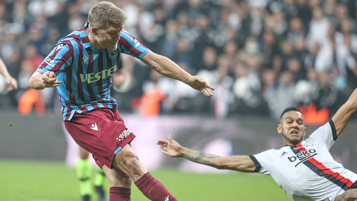 Andreas Cornelius'un vuruşunda Josef gole engel olamıyor. Andreas Cornelius'un vuruşunda Josef gole engel olamıyor.