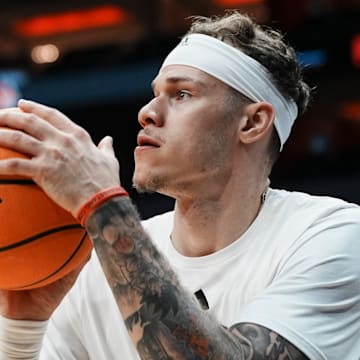 Louisville Cardinals forward Kasean Pryor (7) warms up with the team before an exhibition game at the KFC Yum! Center in Louisville, Kentucky Tuesday October 28, 2028.