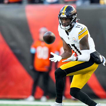 Pittsburgh Steelers wide receiver Van Jefferson (11) catches a pass in the fourth quarter of the NFL Week 13 game between the Cincinnati Bengals and the Pittsburgh Steelers at Paycor Stadium in downtown Cincinnati on Sunday, Dec. 1, 2024. The Steelers won 44-38.