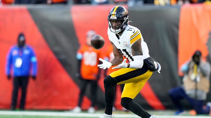 Pittsburgh Steelers wide receiver Van Jefferson catches a pass in the fourth quarter.