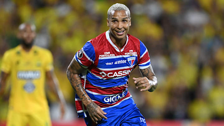 Fora do Fortaleza, Deyverson é anunciado como reforço da LDU