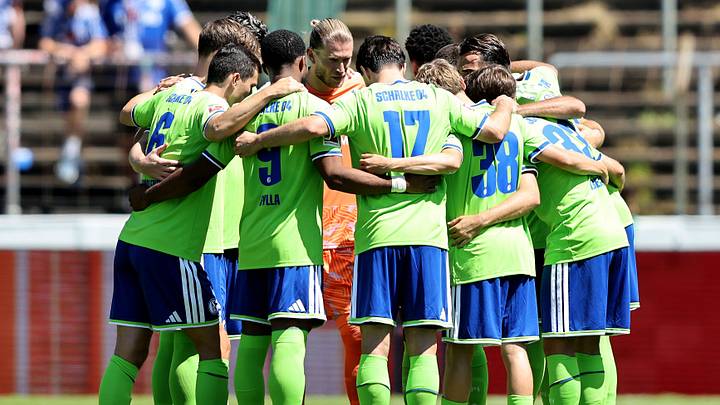 Die Schalker im neuen Ausweichtrikot beim ersten Testspiel Die Schalker im neuen Ausweichtrikot beim ersten Testspiel