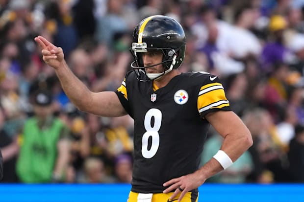 Pittsburgh Steelers quarterback Aaron Rodgers