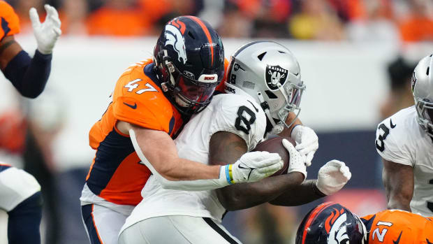  Denver Broncos linebacker Josey Jewell (47) tackles Josh Jacobs. Credit: Ron Chenoy-USA TODAY Sports