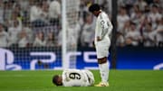 Endrick mira desde arriba a Kylian Mbappé, tras lesionarse en el partido Real Madrid vs. Arsenal 