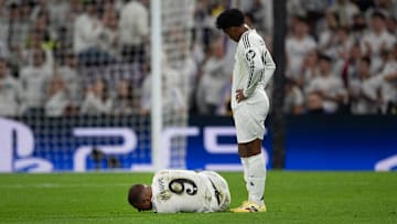 Endrick mira desde arriba a Kylian Mbappé, tras lesionarse en el partido Real Madrid vs. Arsenal 