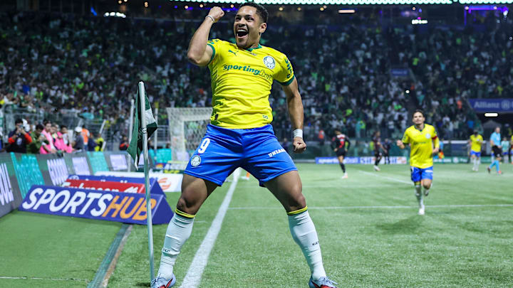 Vitor Roque está confirmado entre os titulares do Palmeiras para o duelo contra o Fluminense