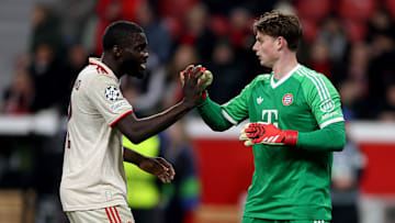 Dayot Upamecano (l.) bleibt den Bayern treu