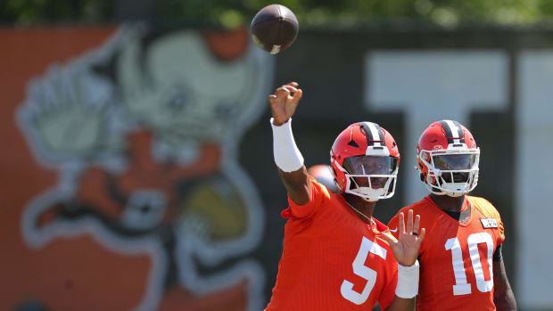 Browns quarterback Jameis Winston throws as quarterback Tyler Huntley watches during minicamp, Wednesday, June 12, 2024, in B