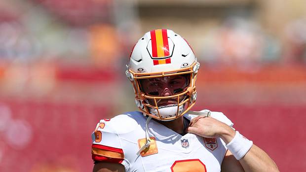 Tampa Bay Buccaneers quarterback Baker Mayfield warms up before a game against the New York Jets