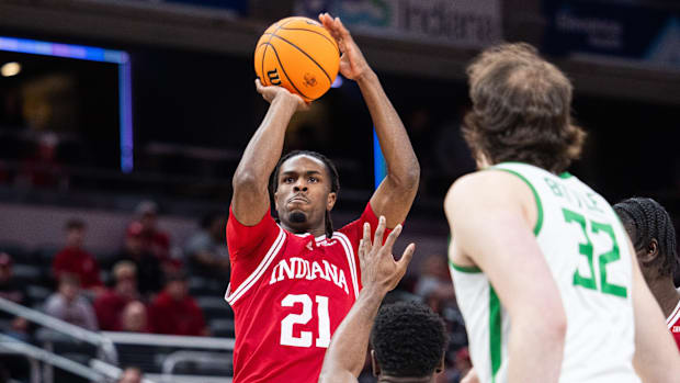 Indiana Hoosiers forward Mackenzie Mgbako (21) shoots the ball.
