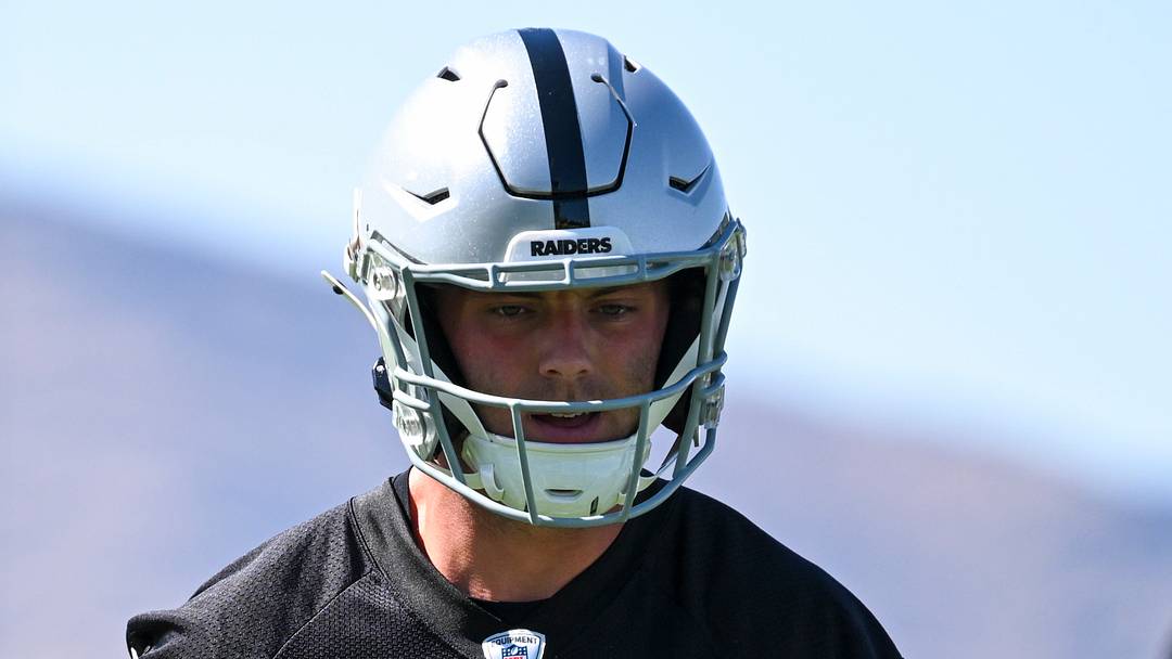 May 20, 2026; Henderson, NV, USA; Las Vegas Raiders tight end Brock Bowers (89) warms up during organized team activities at Intermountain Health Performance Center. Mandatory Credit: Candice Ward-Imagn Images