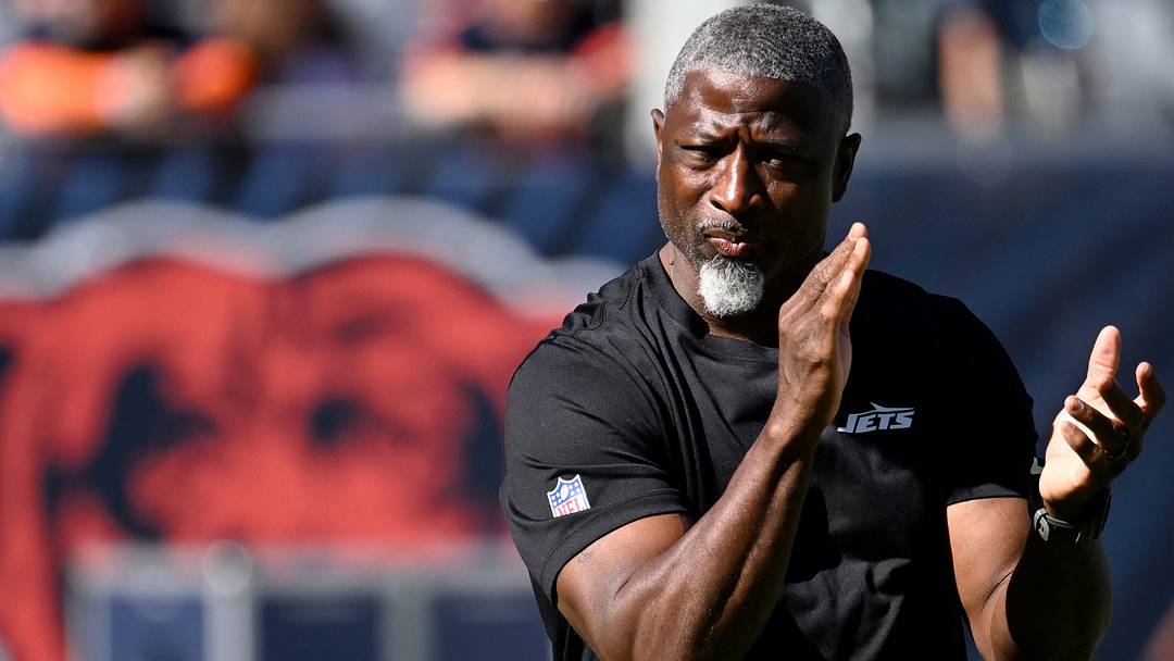 The Jets' offense could use an extra hand or two, and that's exactly what head coach Aaron Glenn might be getting sooner rather than later. 