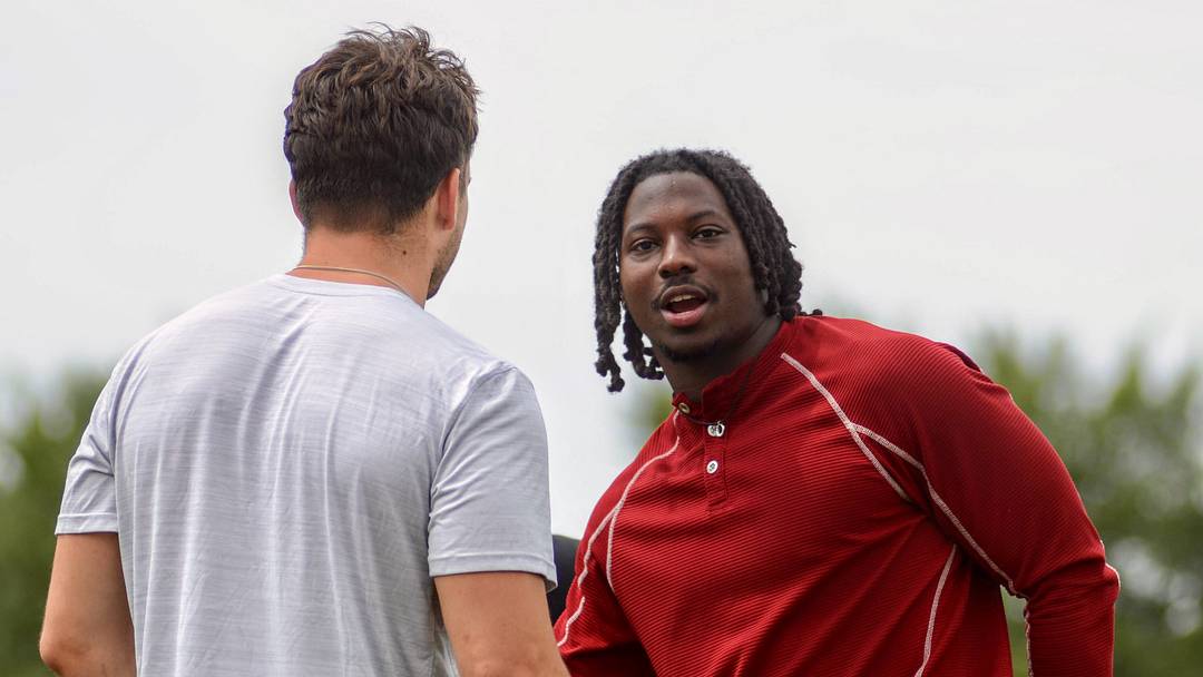 Oklahoma linebacker Kip Lewis talks to Owen Heinecke during one of the Brent Venables Football Camps this summer.