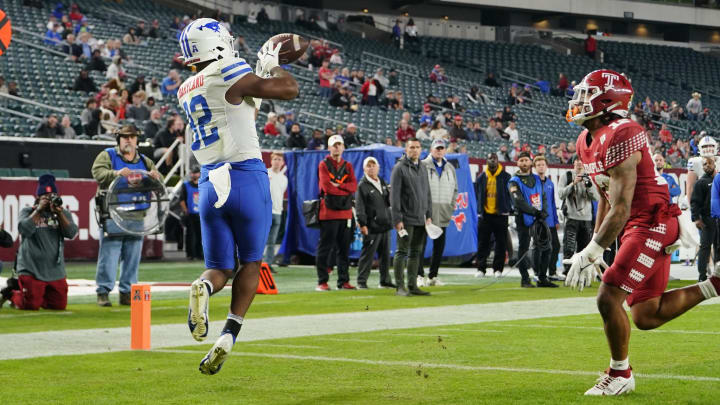 Oct 20, 2023; Philadelphia, Pennsylvania, USA; SMU Mustangs tight end RJ Maryland (82) makes a catch for a touchdown against the Temple Owls during the first half at Lincoln Financial Field. Mandatory Credit: Gregory Fisher-USA TODAY Sports