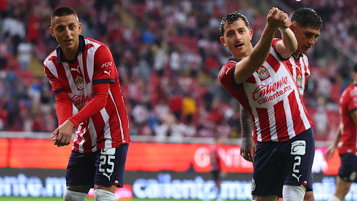 Roberto Alvarado y Alan Mozo festejan un gol del Guadalajara