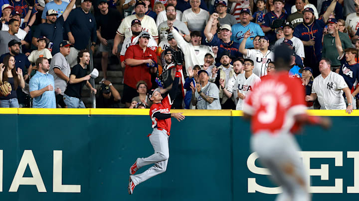 Trayce Thompson protagonizó la jugada defensiva del día al robar un jonrón en el jardín derecho durante el duelo entre Gran Bretaña y Estados Unidos en Houston.