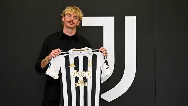 Nick Woltemade mit seiner neuen Arbeitskleidung Nick Woltemade mit seiner neuen Arbeitskleidung
