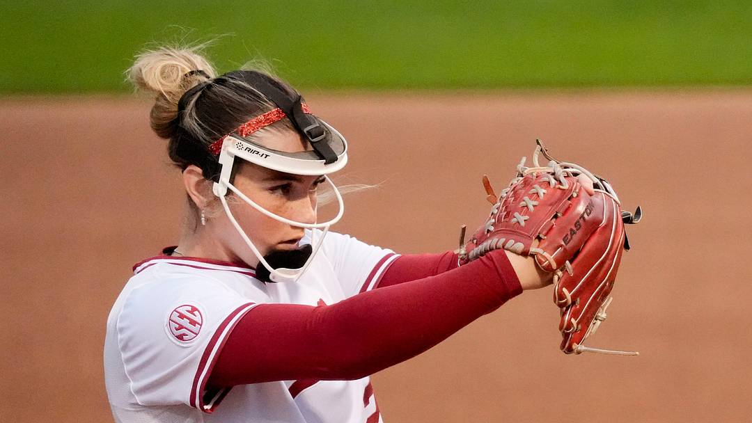 April 30, 2026; Tuscaloosa, AL, USA; Alabama’s Jocelyn Briski pitches at Rhoads Stadium as the Crimson Tide hosted South Carolina.