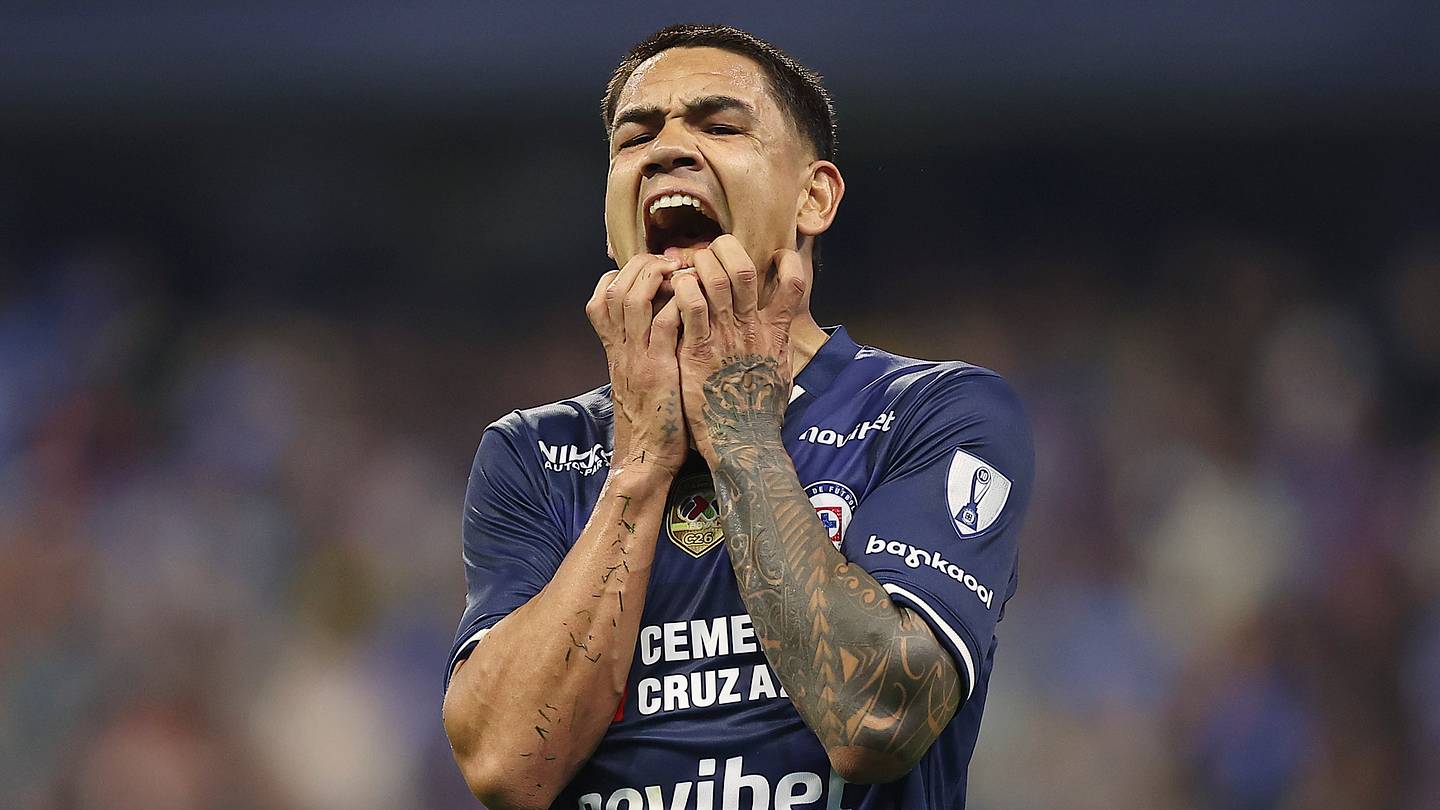Cruz Azul aplasta, sufre y sobrevive ante el América y le quita el invicto
