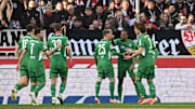 Die Gladbacher bejubeln das 1:0 in Stuttgart