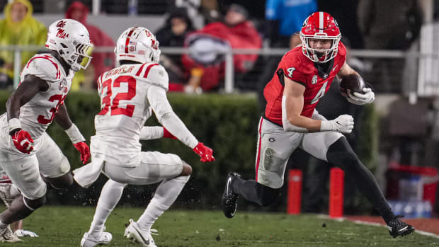 Georgia Bulldogs tight end Oscar Delp runs after a catch against the Mississippi Rebels.