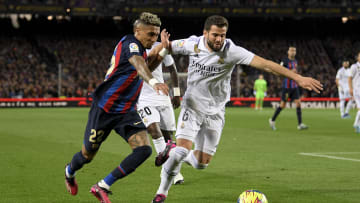 Raphinha against Carvajal in 'El Clásico'