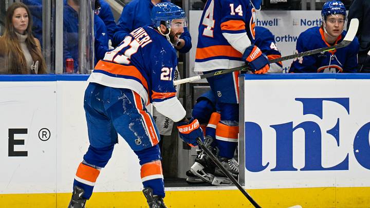 Nov 28, 2025; Elmont, New York, USA; New York Islanders center Kyle Palmieri (21) makes a pass after being injured against the Philadelphia Flyers during the second period at UBS Arena. Mandatory Credit: Dennis Schneidler-Imagn Images Nov 28, 2025; Elmont, New York, USA; New York Islanders center Kyle Palmieri (21) makes a pass after being injured against the Philadelphia Flyers during the second period at UBS Arena. Mandatory Credit: Dennis Schneidler-Imagn Images