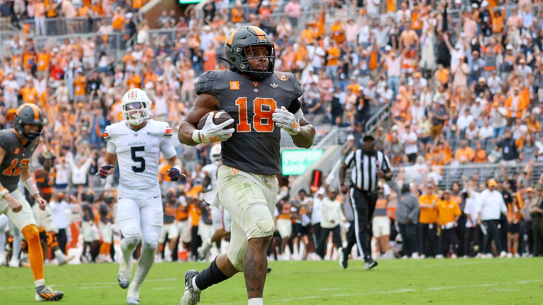 Oct 3, 2026; Knoxville, Tennessee, USA;  Tennessee Volunteers running back DeSean Bishop (18) runs for a touchdown against the Auburn Tigers during the second half at Neyland Stadium.  Mandatory Credit: Randy Sartin-Imagn Images