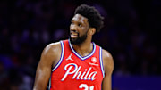 Embiid jugará a pesar de lesionarse un dedo de su mano derecha