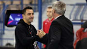 Xavi y Ancelotti se saludan en la semifinal de la Supercopa Española