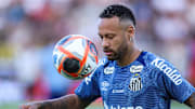 Neymar ist inzwischen wieder für Santos am Ball.