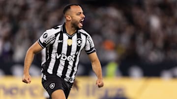 Arthur Cabral marcou o gol do Glorioso na ida em São Januário