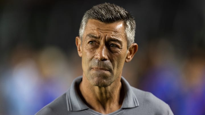 Pedro Caixinha segue rendendo "dor de cabeça" ao Santos Pedro Caixinha segue rendendo "dor de cabeça" ao Santos