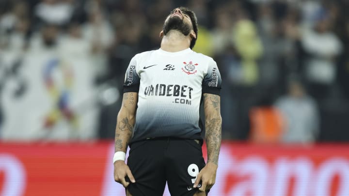 Corinthians enfrenta um momento turbulento dentro e fora dos gramados