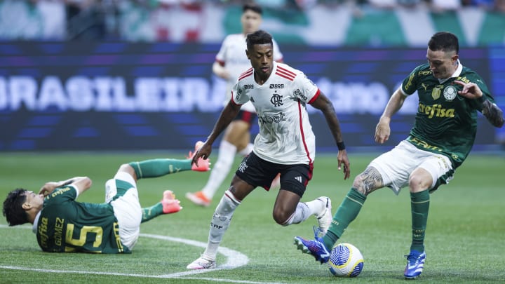 Flamengo e Palmeiras disputam no Maracanã os primeiros 90 minutos das oitavas de final da Copa do Brasil.