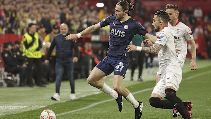 Miguel Crespo topu oyunda tutmaya çalışıyor.